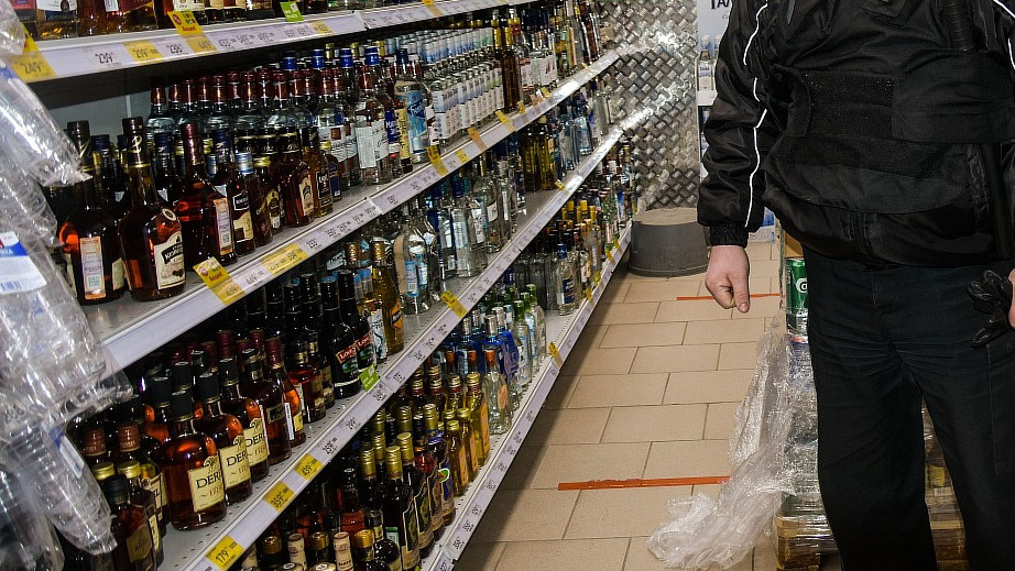 Новосибирец разбил бутылку пива в магазине, а потом вырубил продавца — чем закончился дебош