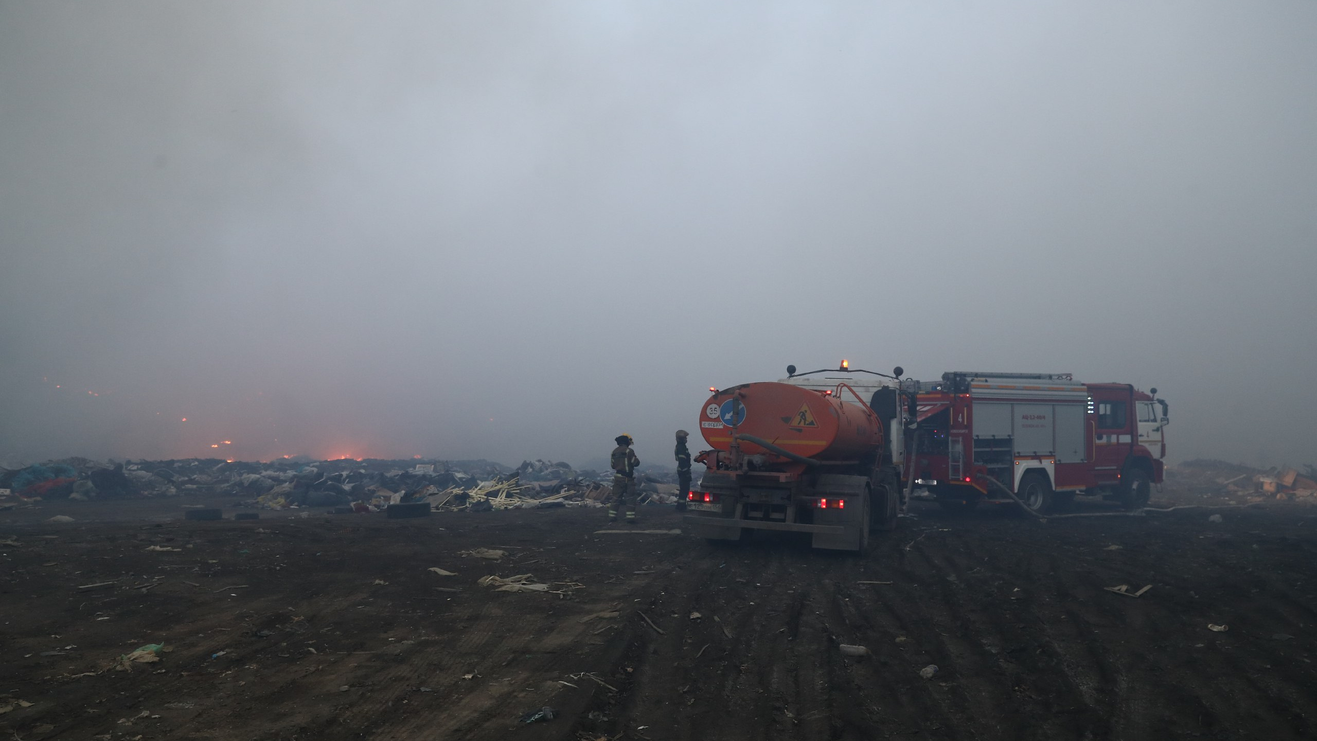«Невозможно потушить водой»: что происходит на месте пожара на свалке у Хилокского рынка