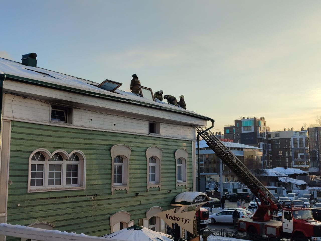 Часть пожарных работала прямо на крыше