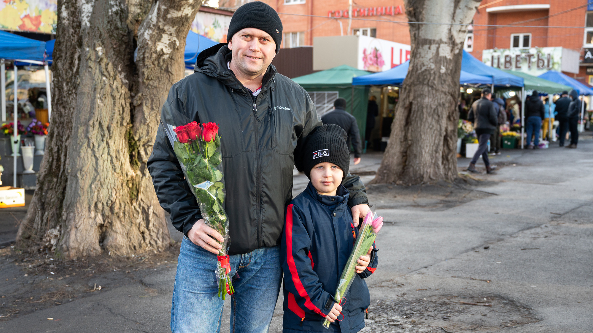 Почему отцы и сыновья Ростова проснулись пораньше в выходной? Покупают цветы своим женщинам