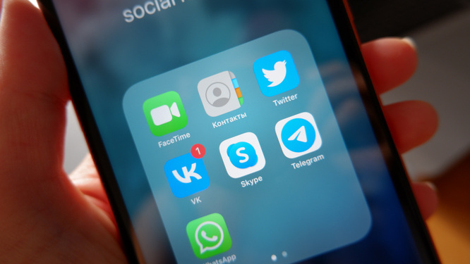 Родителей и учеников красноярских школ переводят с WhatsApp на «отечественное» приложение