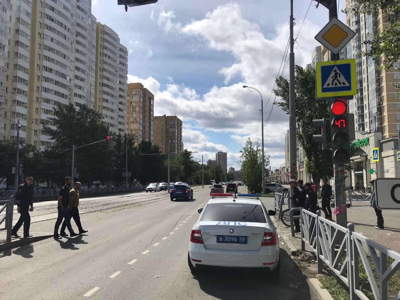 В Екатеринбурге водитель иномарки сбил подростка на велосипеде. Мальчика увезли в больницу