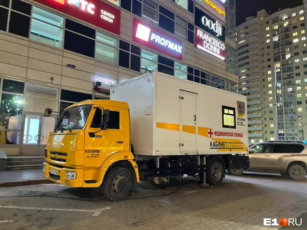 В центре Екатеринбурга появился большой желтый грузовик. Зачем он нужен?