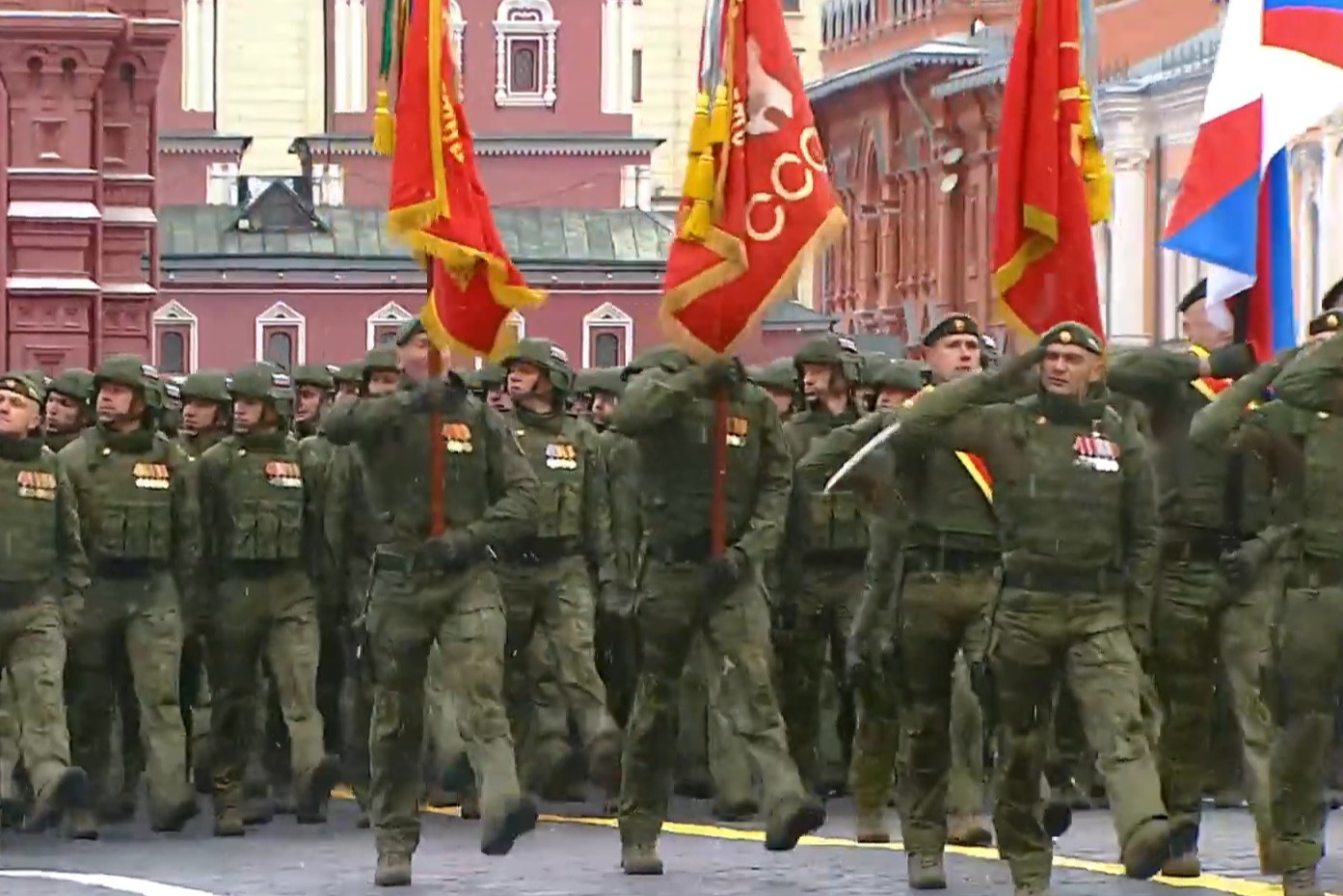 По Красной площади прошла колонна СВО, Зеленский и Порошенко исчезли из базы МВД: новости за 9 мая