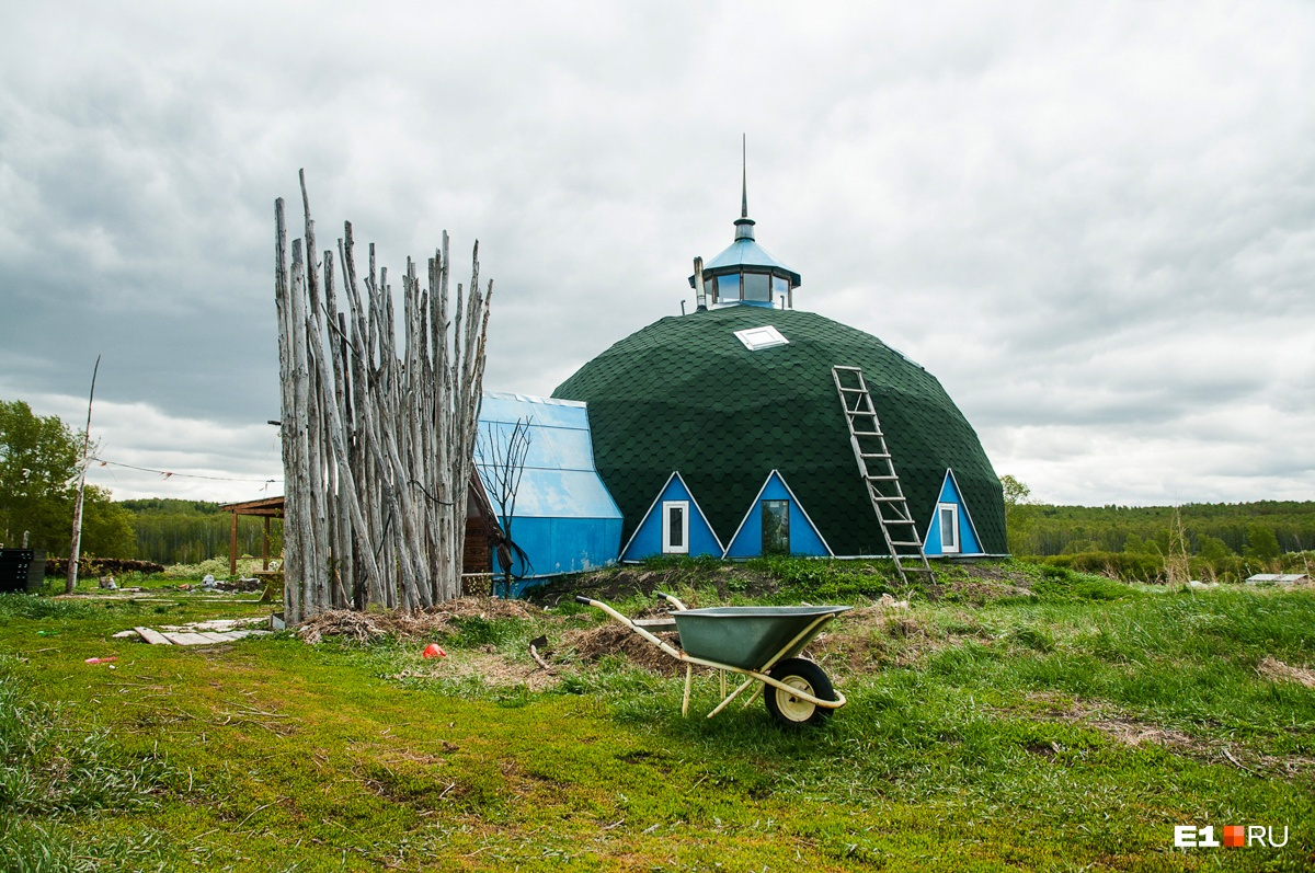 На Урале продают купольный дом, который похож на декорации из фильма про хоббитов