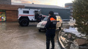 «Подтопленными остаются цокольные этажи 11 таунхаусов»: под Новосибирском затопило коттеджный поселок — на месте МЧС