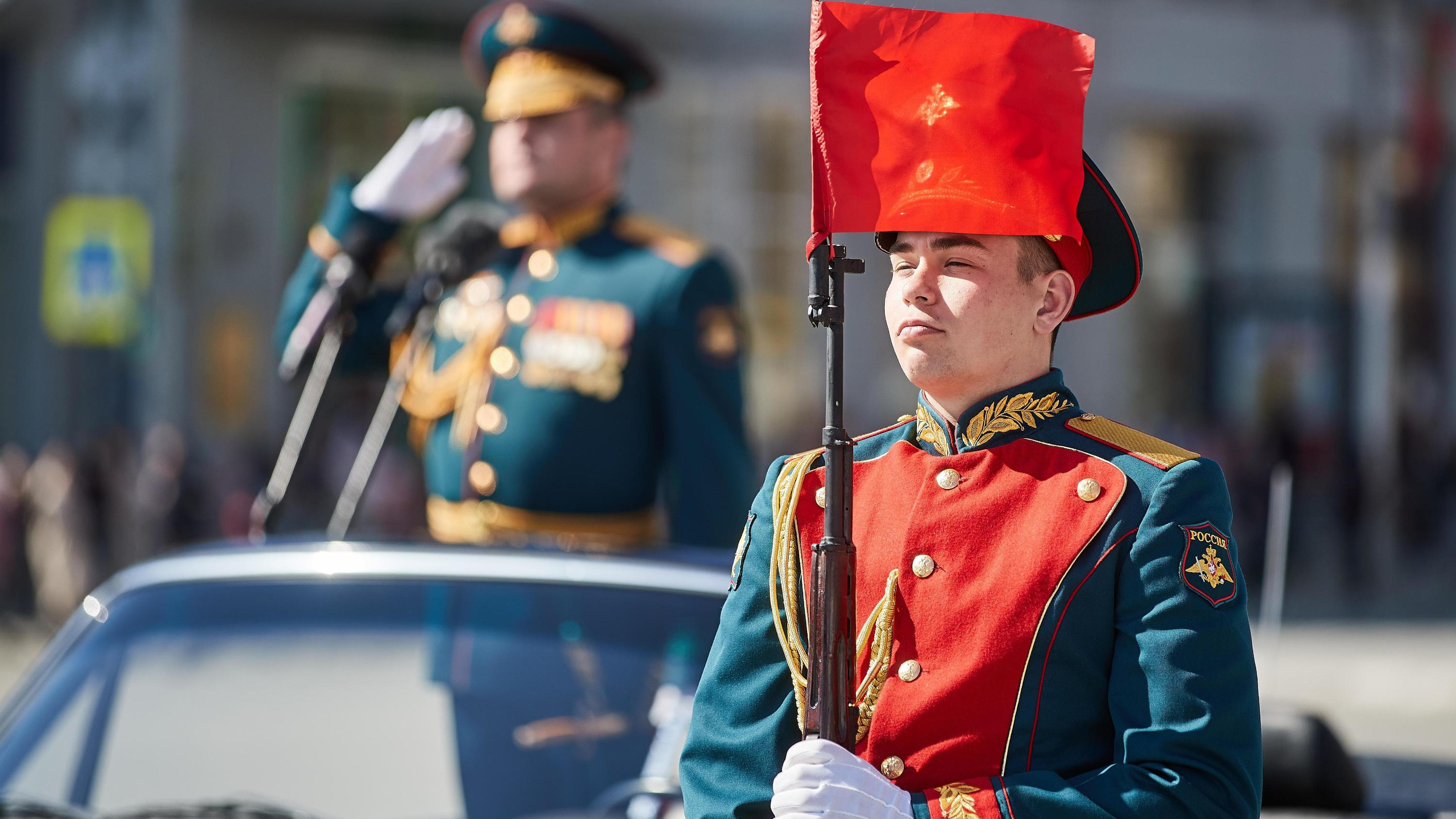 Военный парад начался на площади Ленина в Новосибирске