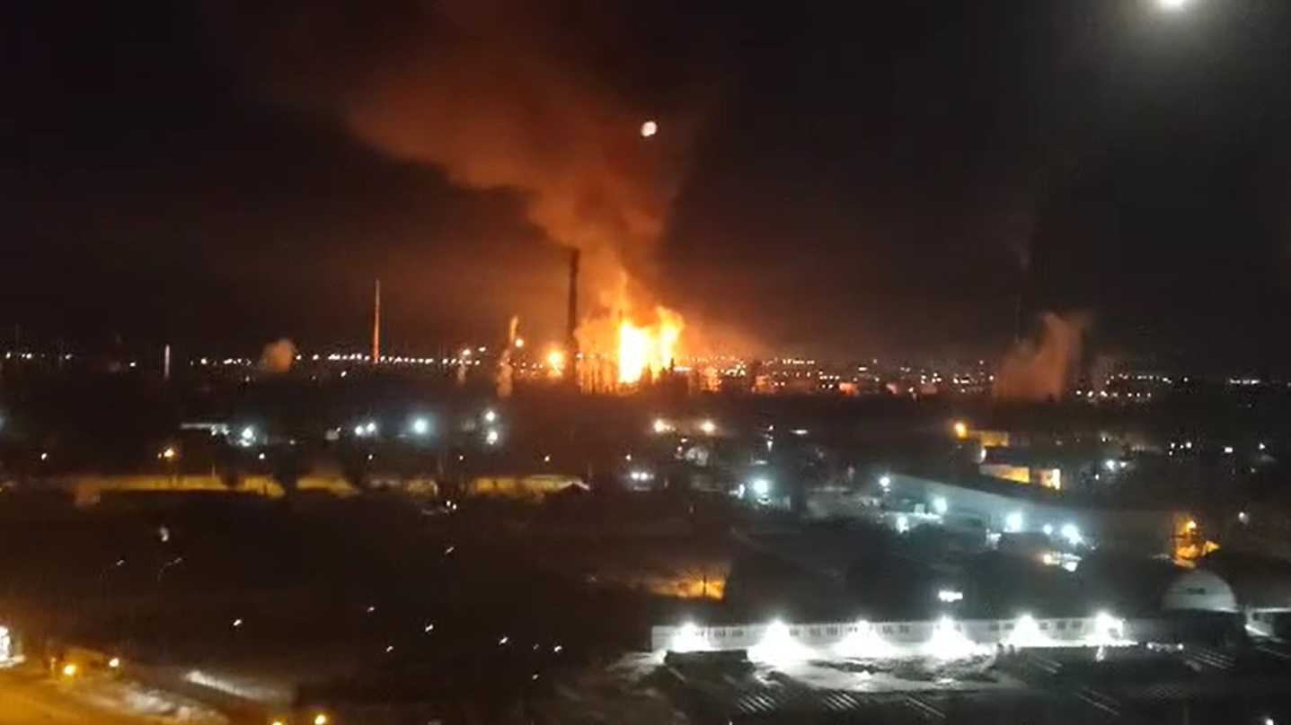 «Враг идет на всё»: губернатор Дмитрий Азаров подтвердил, что беспилотники атаковали два завода