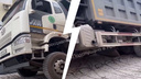 «Как символично»: в Ярославле грузовик с асфальтом провалился на ремонтируемой дороге. Видео