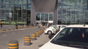 Полицейские проверили несколько десятков мигрантов-таксистов в аэропорту Толмачево — видео