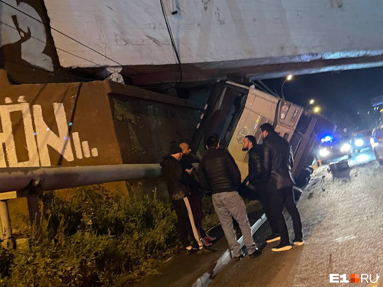 В Екатеринбурге грузовик проверил на прочность бетонный мост. Результат — на фото