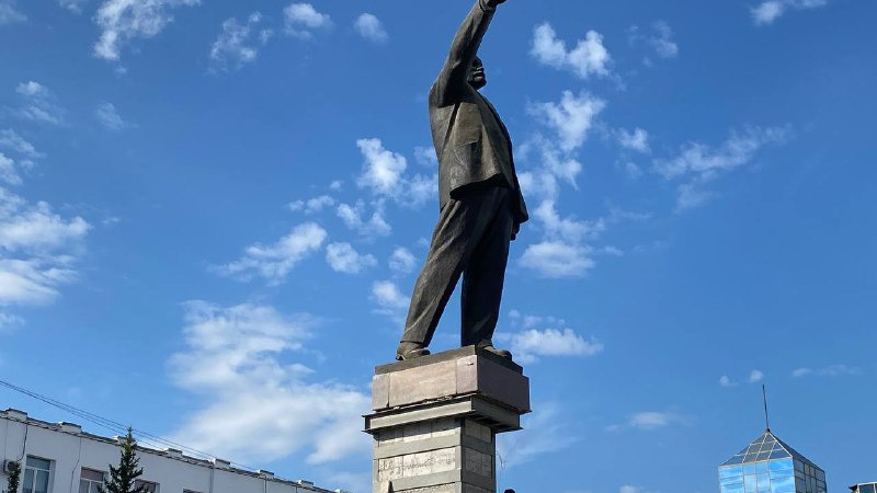Дедушка уходит: памятник Ленину в Якутске снимают с постамента