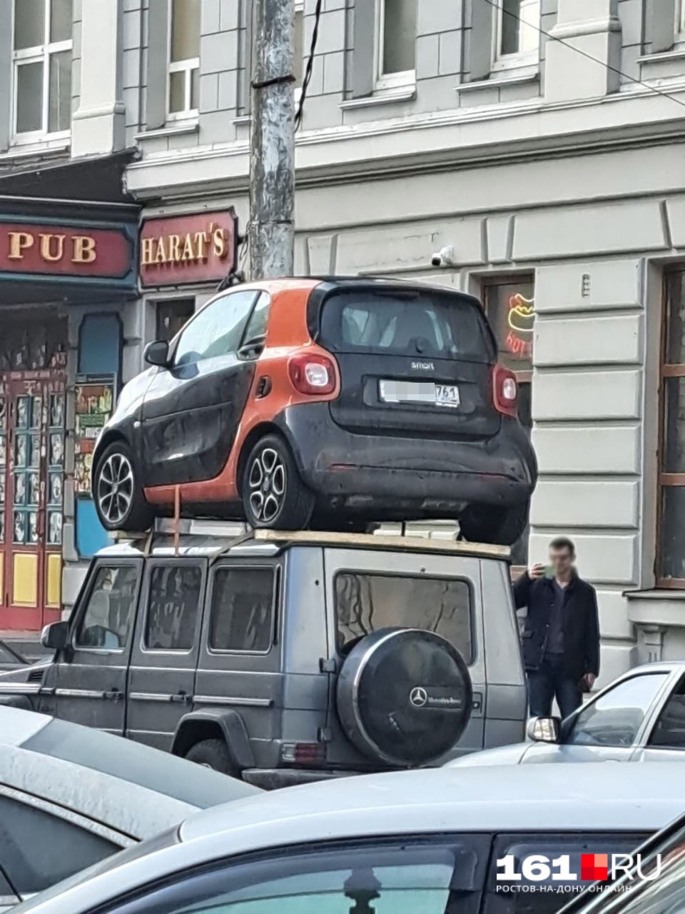 «Гелендваген» с «запаской» в виде «Смарта» привлек внимание ростовчан, но не ГИБДД