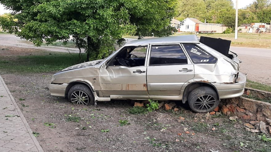 Под Волгоградом молодой водитель перевернулся на «Ладе» и скончался. Пассажира увезли в больницу