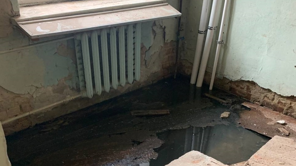 «Убытков на 250 тысяч»: в Челябинске многоэтажку с магазином и почтой 5 дней затапливает канализационными стоками
