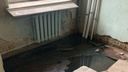 «Убытков на 250 тысяч»: в Челябинске многоэтажку с магазином и почтой 5 дней затапливает канализационными стоками