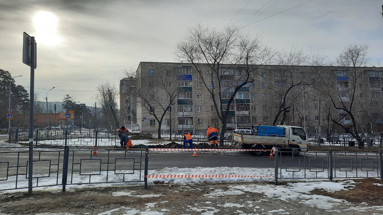 Часть заборов начали убирать с улицы Горького
