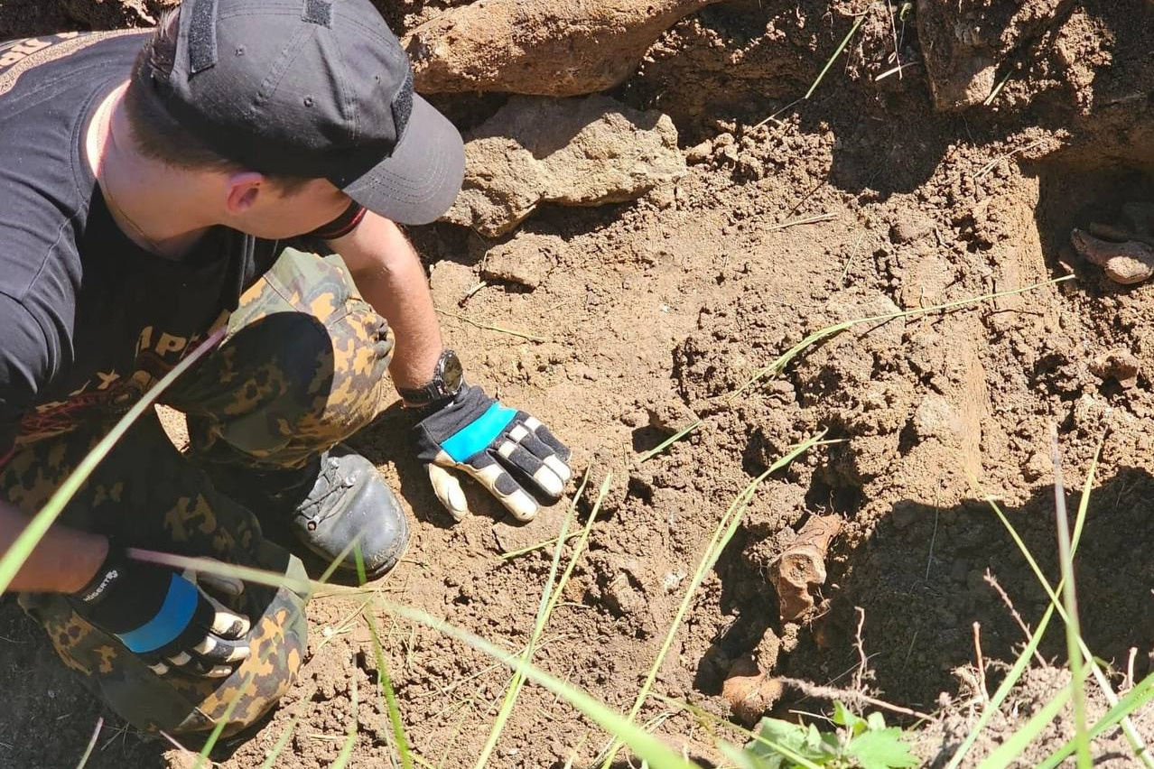 «Смотрели на останки молодых ребят и думали...» В Ленобласти нашли многотысячное захоронение на территории нацистского концлагеря