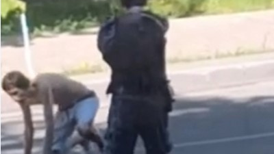 Очевидцы: в Самаре на дороге у «Теремка» поймали полуголого неадеквата с ножом