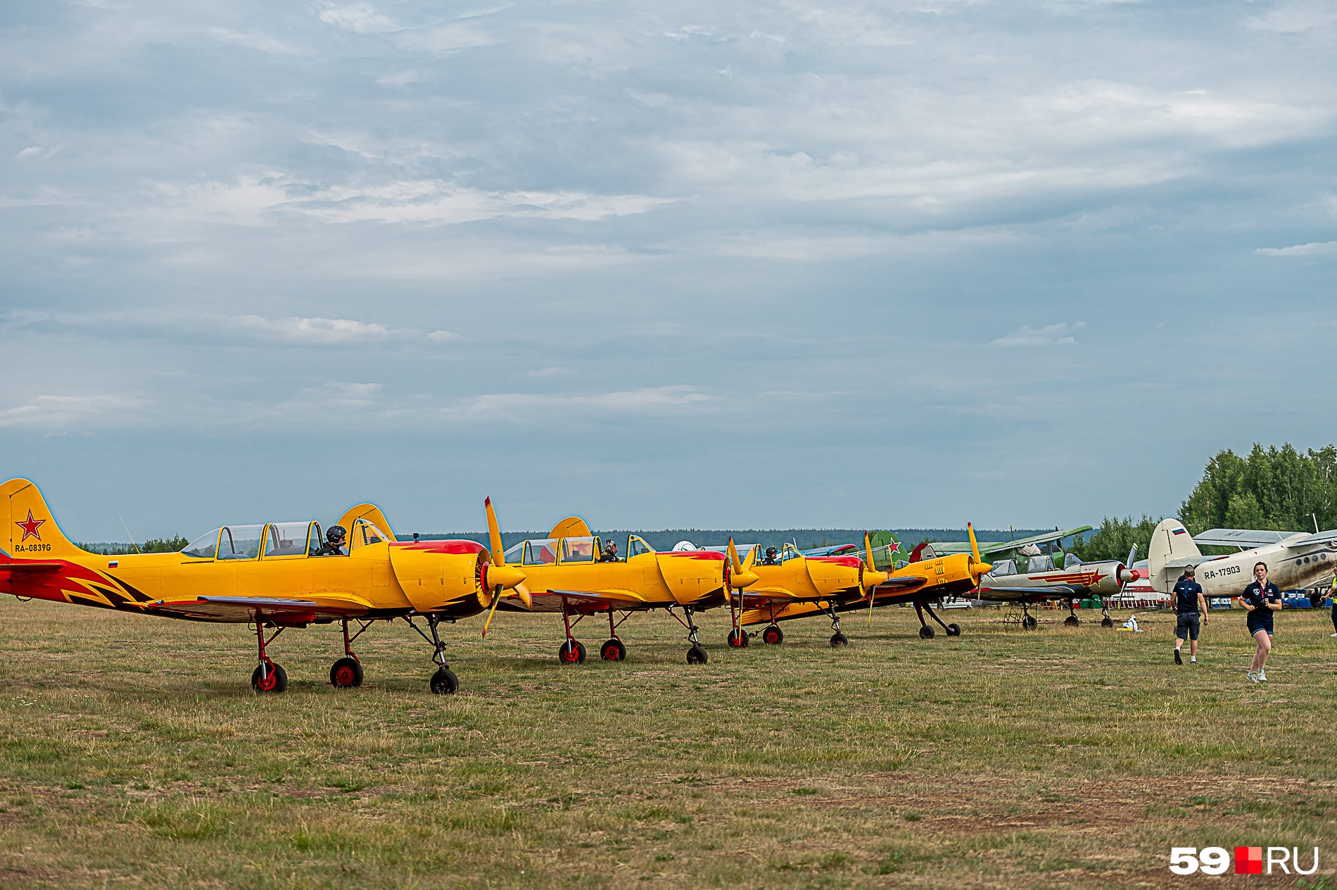 Теперь к самолетам можно подойти поближе и рассмотреть их