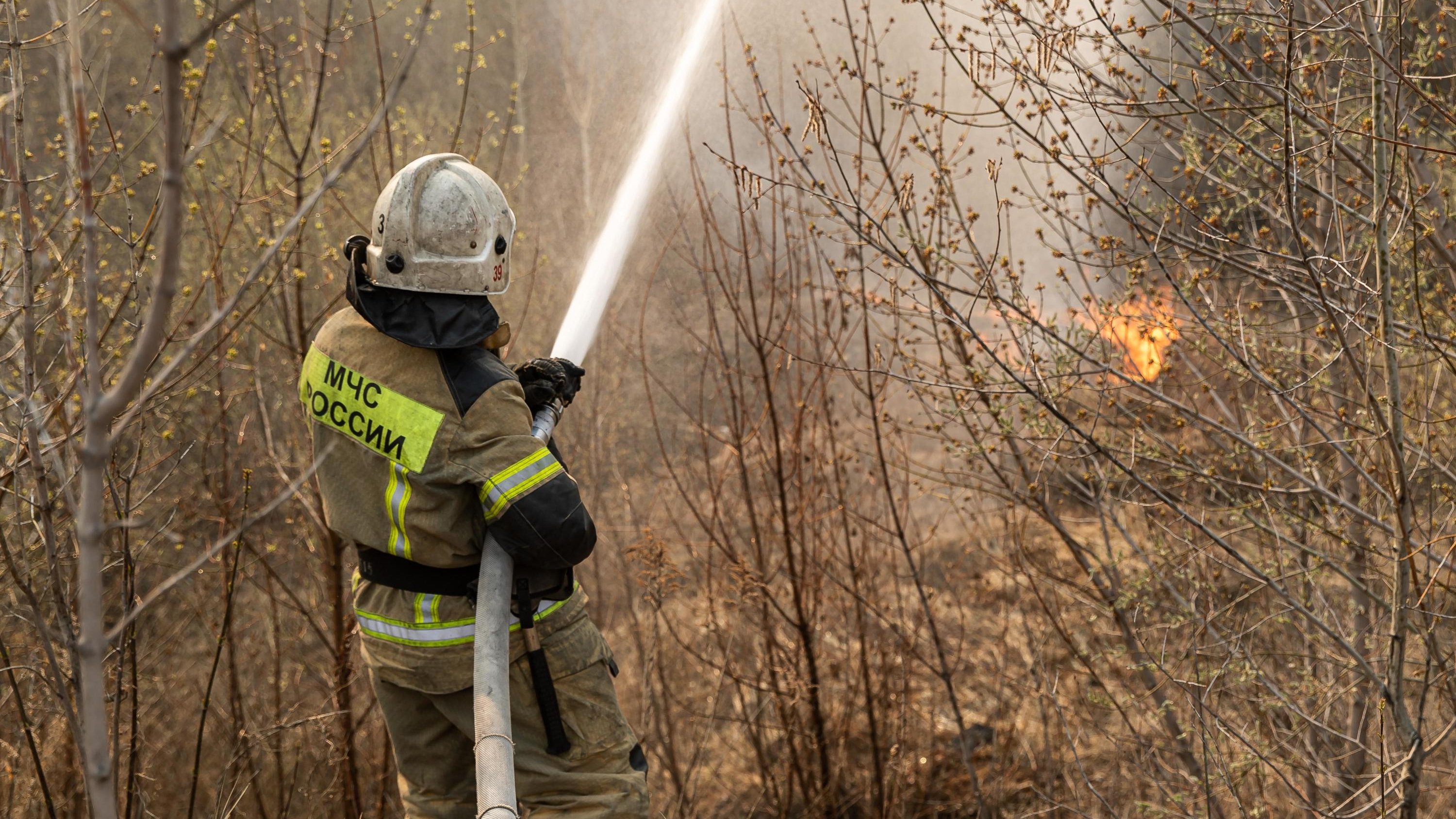 Пожарные в ХМАО тушат лесные пожары, возникшие из-за гроз