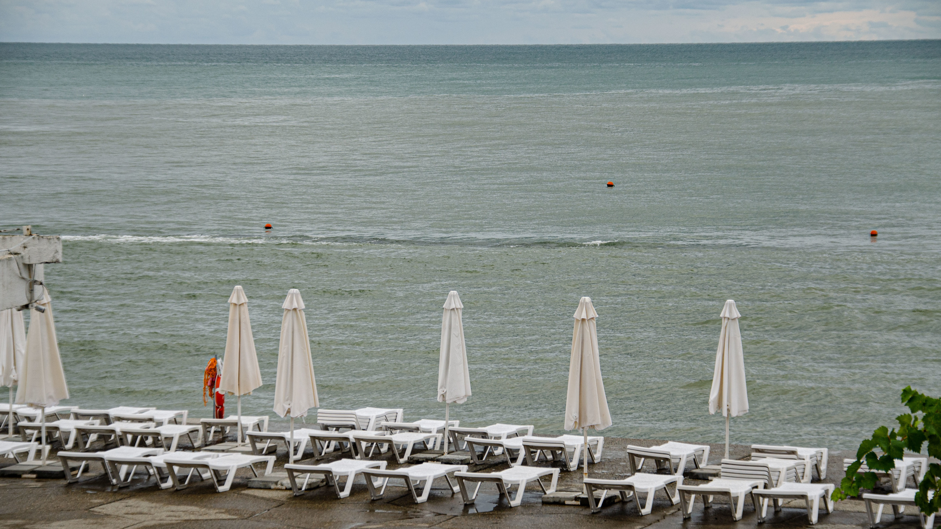 Желающие, чтобы лето не кончалось, собрались в Сочи: показываем обстановку на пляже