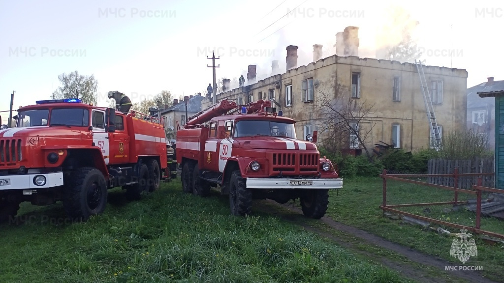 «Повреждены восемь квартир»: в Ярославской области загорелся многоквартирный дом