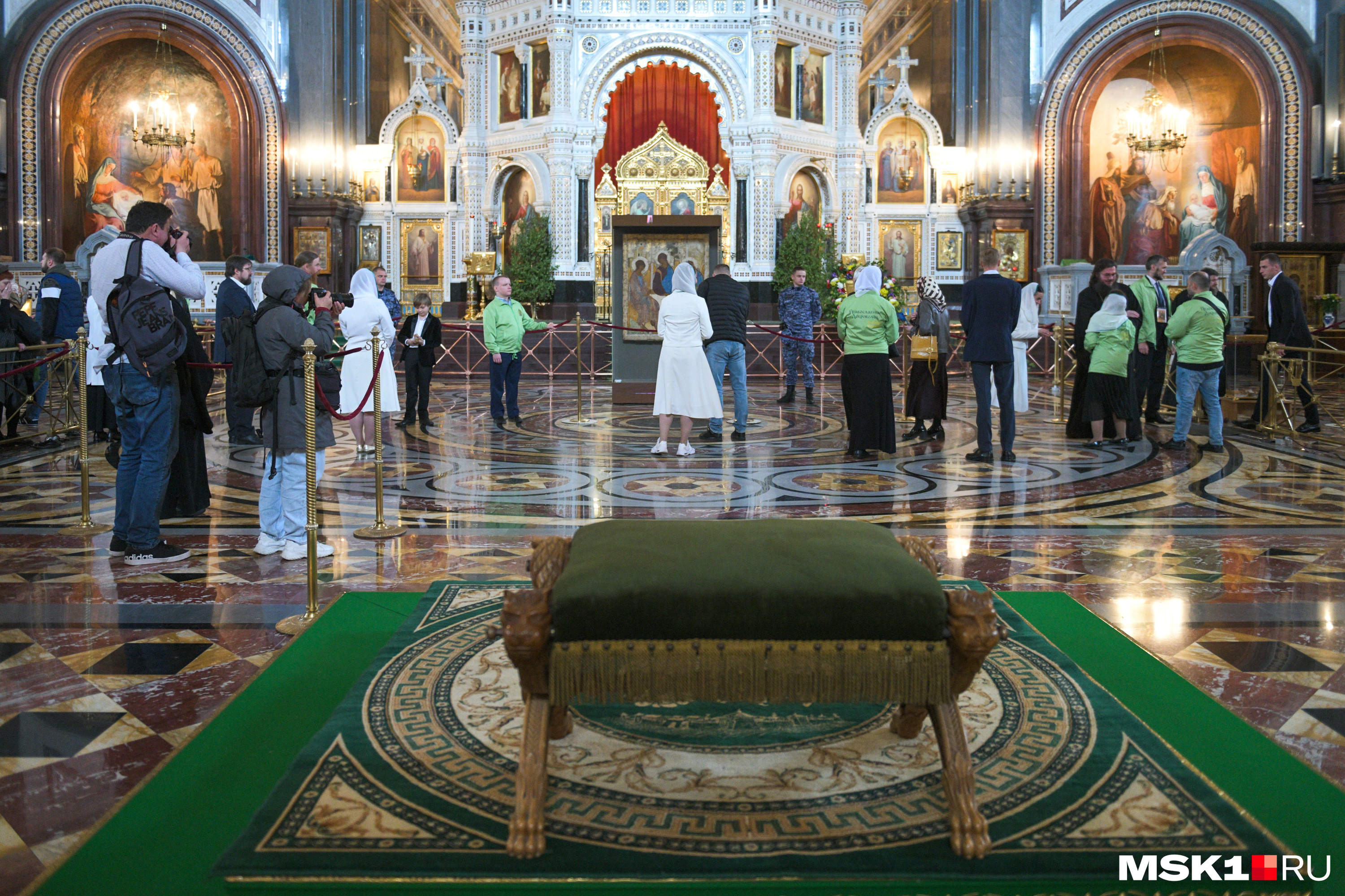 Напротив иконы «Святая Троица» — Седалище Патриарха