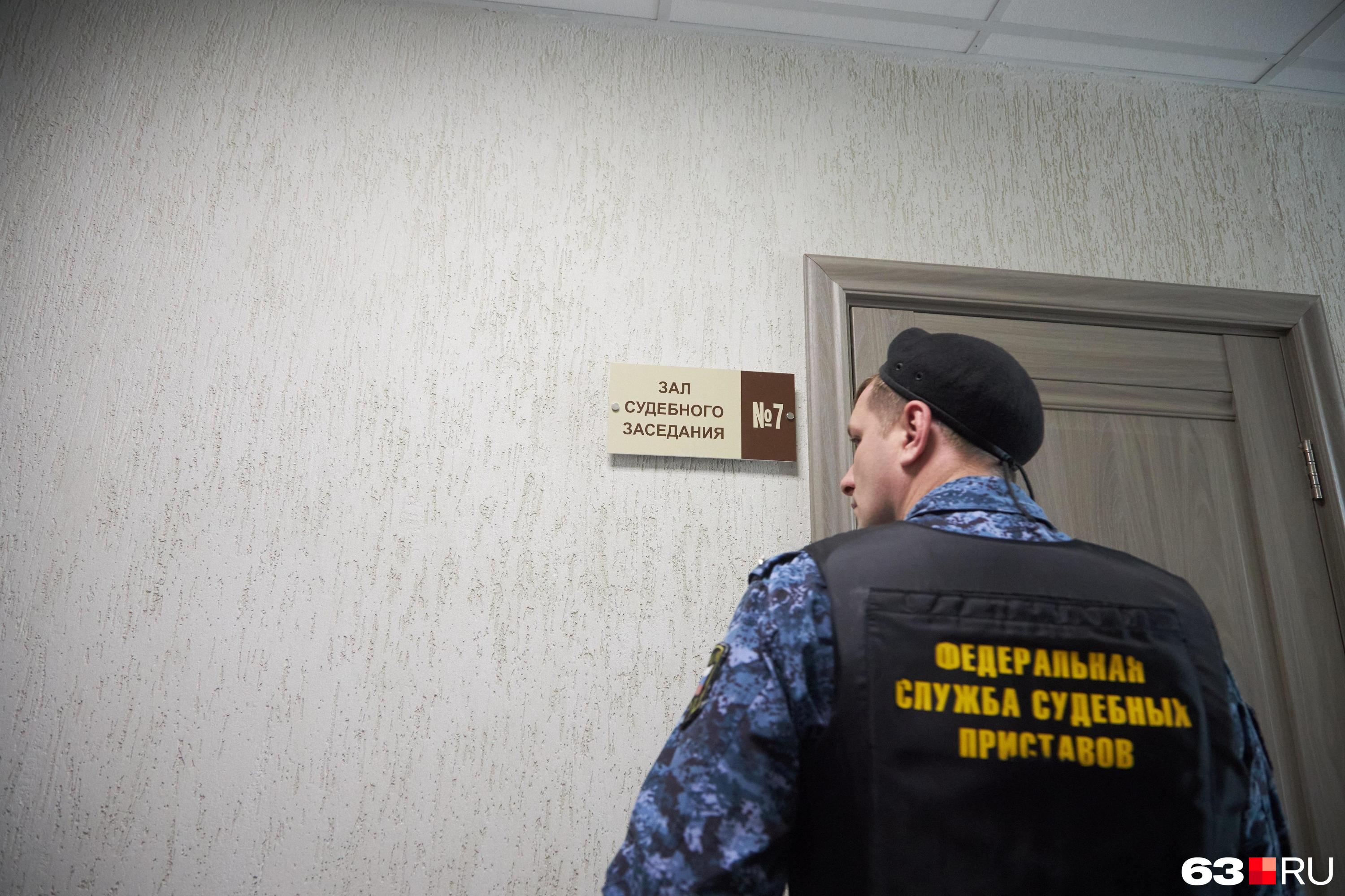 В Екатеринбурге начали судить банду полицейских, которые подбрасывали наркотики и просили у жертв деньги