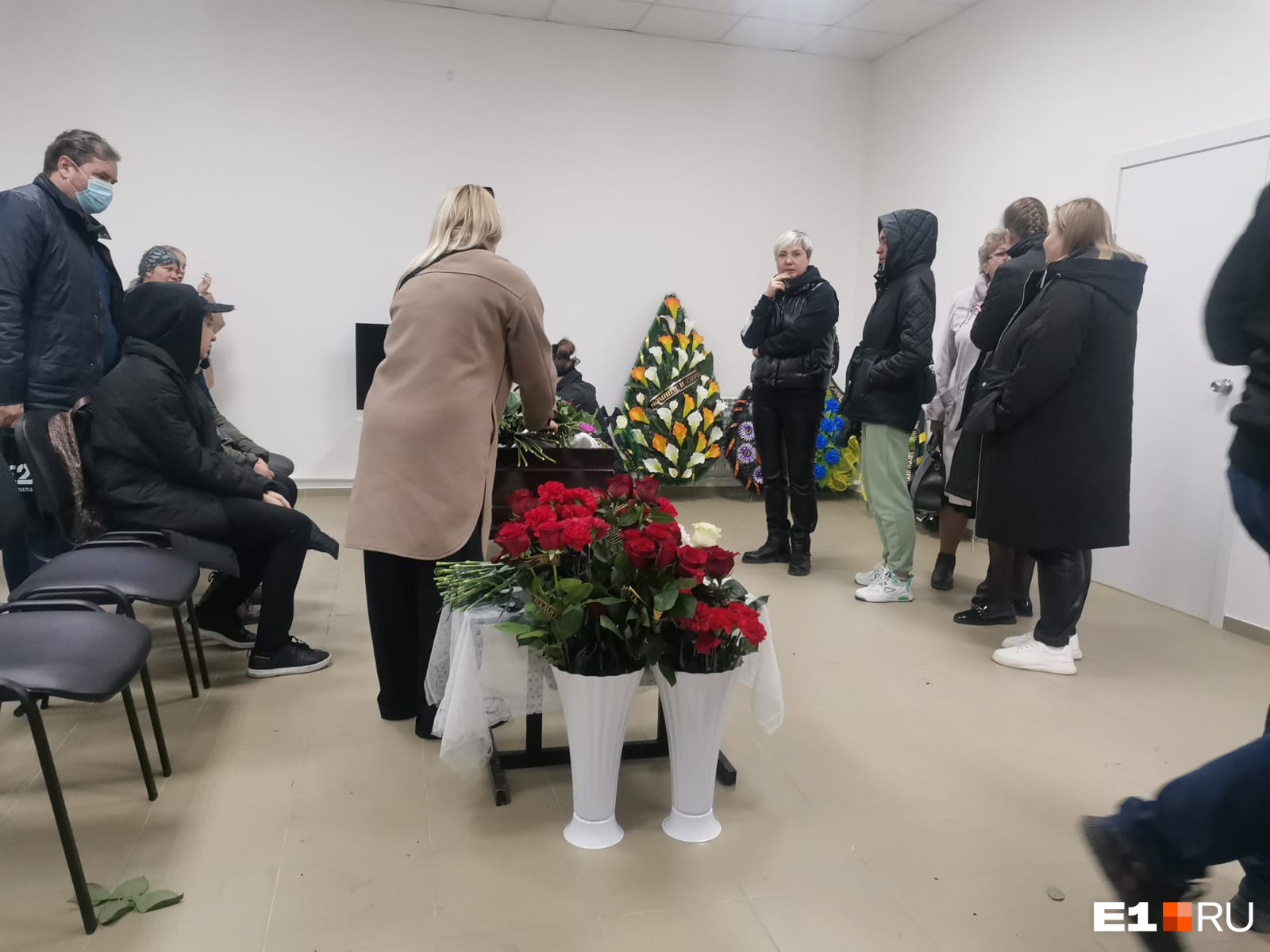 «Похоронят рядом с мамой». Под Екатеринбургом прощаются с семиклассником, покончившим с собой