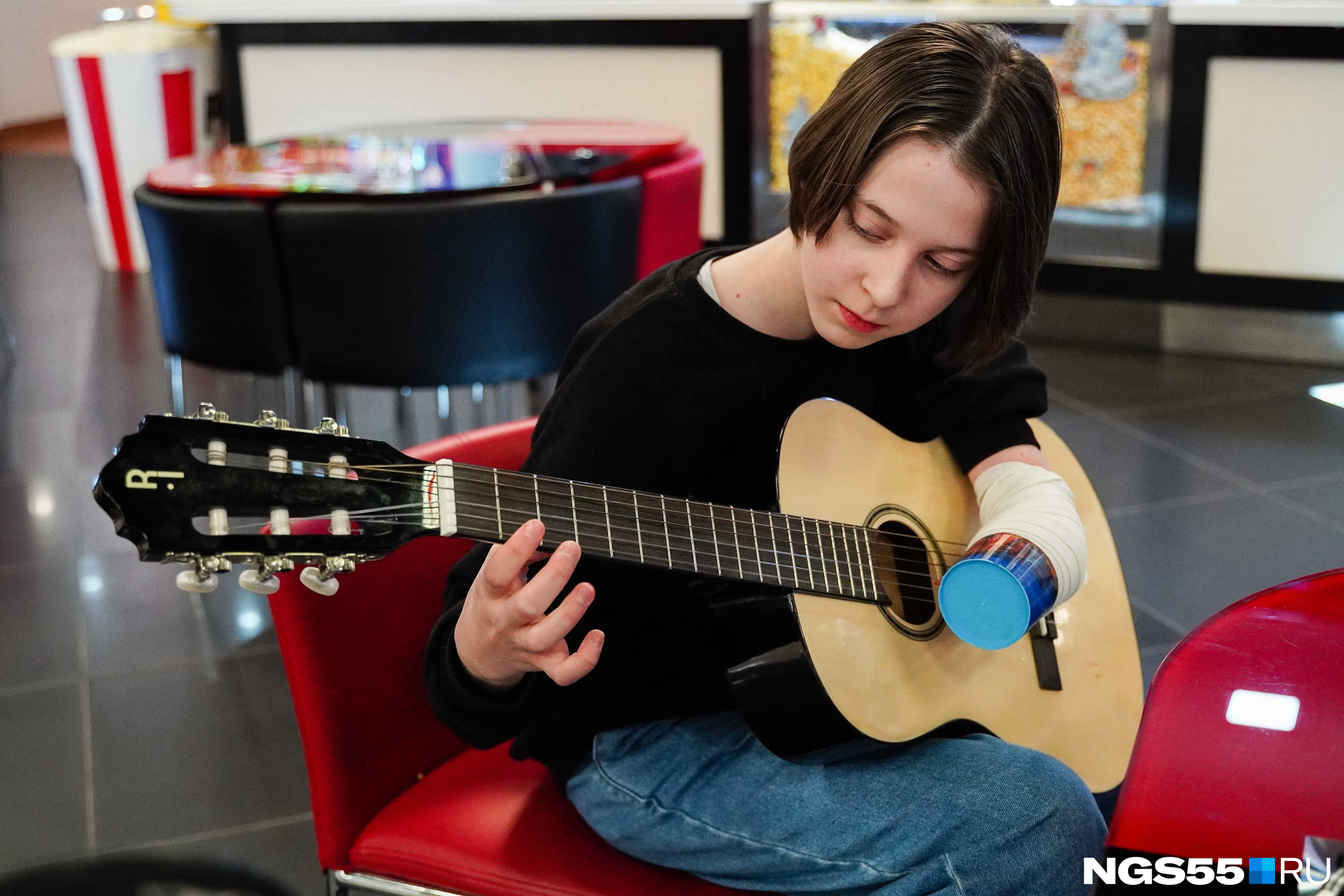 Девочка почти год учится играть на гитаре