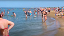 Вся Россия в Анапе: туристы делятся видео с забитых пляжей