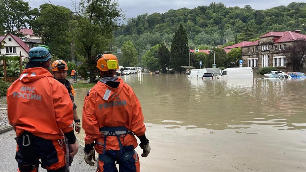 «Автомобили унесло в море, затопило частные дома»: екатеринбуржцы — о том, как пережили потоп в Сочи
