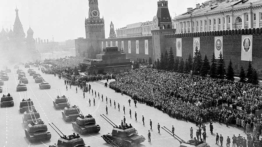 Гигантские ракеты у стен Кремля и семь маршалов вместе: исторические кадры с первого парада на День Победы
