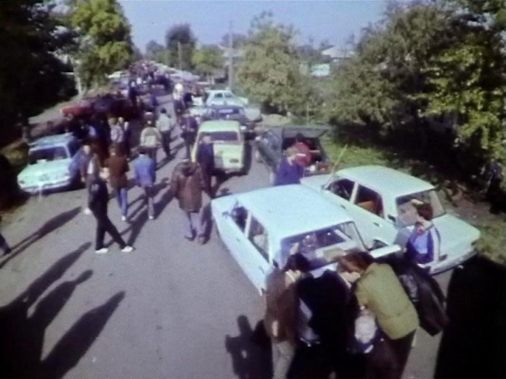 Такой в конце <nobr class="_">1980-х</nobr> была автобарахолка у Калининского рынка Такой в конце <nobr class="_">1980-х</nobr> была автобарахолка у Калининского рынка
