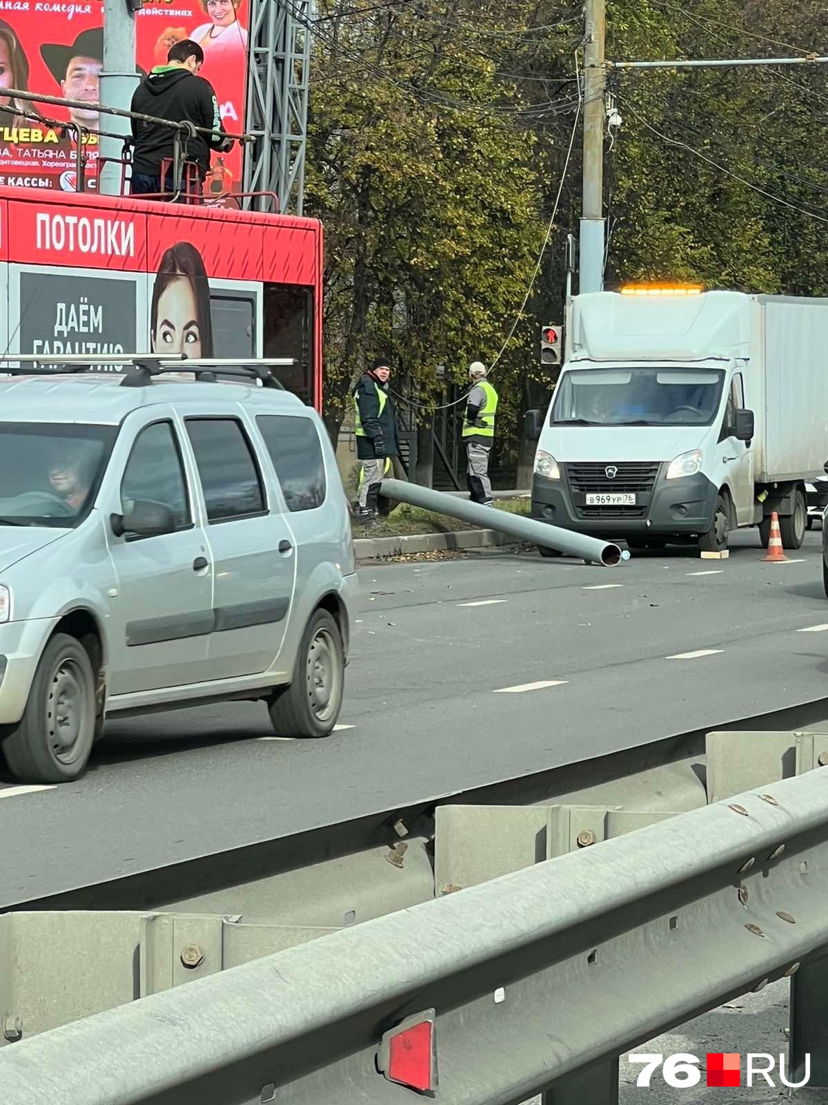 Снесли две опоры: в Ярославле костромич влетел в троллейбус | 13.10.2023 |  Ярославль - БезФормата