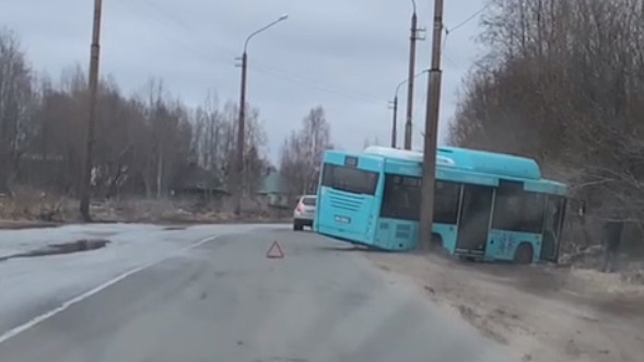 В Архангельске автобус выехал в кювет