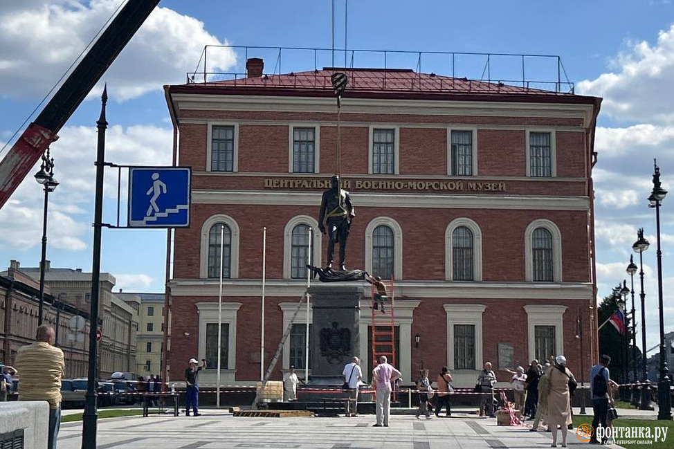 На площади Труда устанавливают памятник Ушакову