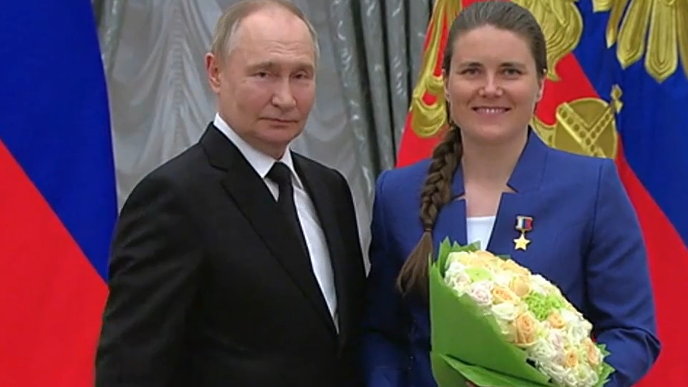 «Тружусь во благо людей и России»: Анна Кикина поблагодарила Новосибирск и родителей на встрече с президентом