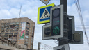 «При мне женщину чуть не сбили»: в Челябинске сняли на видео светофор-подставщик, резко меняющий цвет