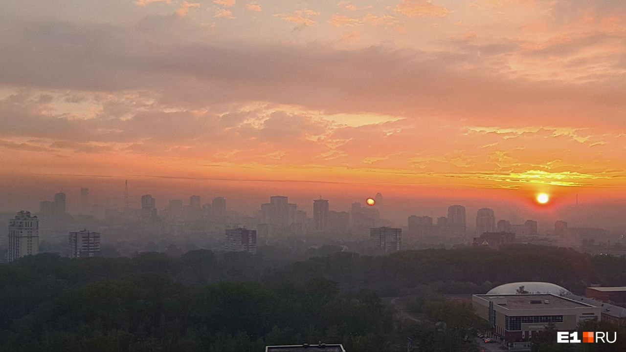 Восход солнца в Екатеринбурге прекрасен, даже если в городе смог
