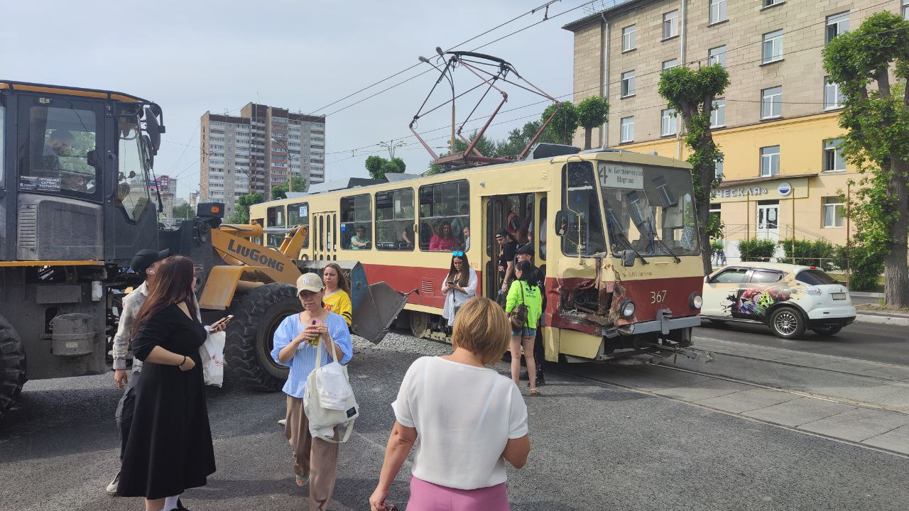 В центре Екатеринбурга экскаватор разорвал борт трамваю