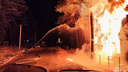 Двухэтажный дом вспыхнул на туристической базе Алтая — фото с места пожара