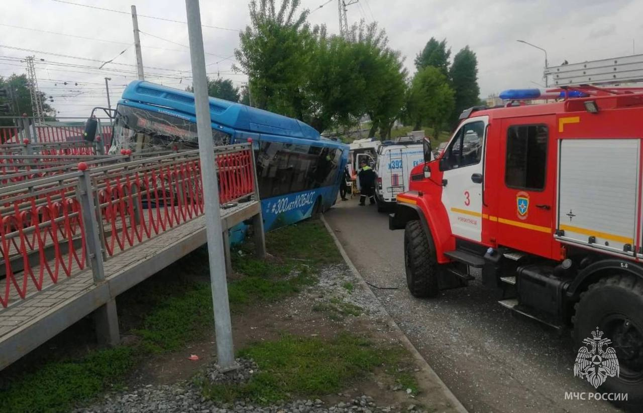 Четверо детей и пятеро взрослых пострадали в Новокузнецке в ДТП с пассажирским автобусом