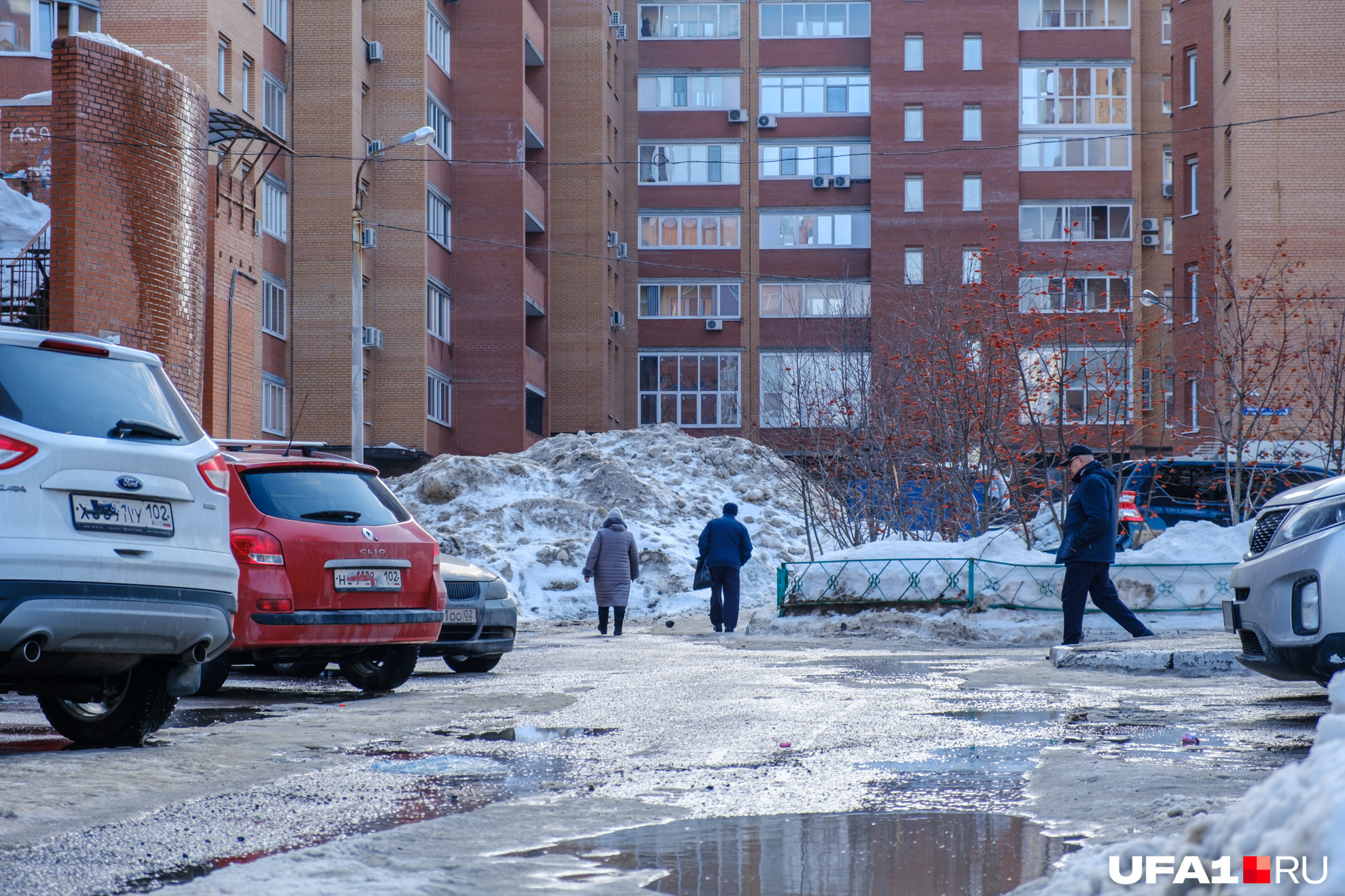 В одном из дворов по улице Бульвар Ибрагимова образовался свой мини Эверест