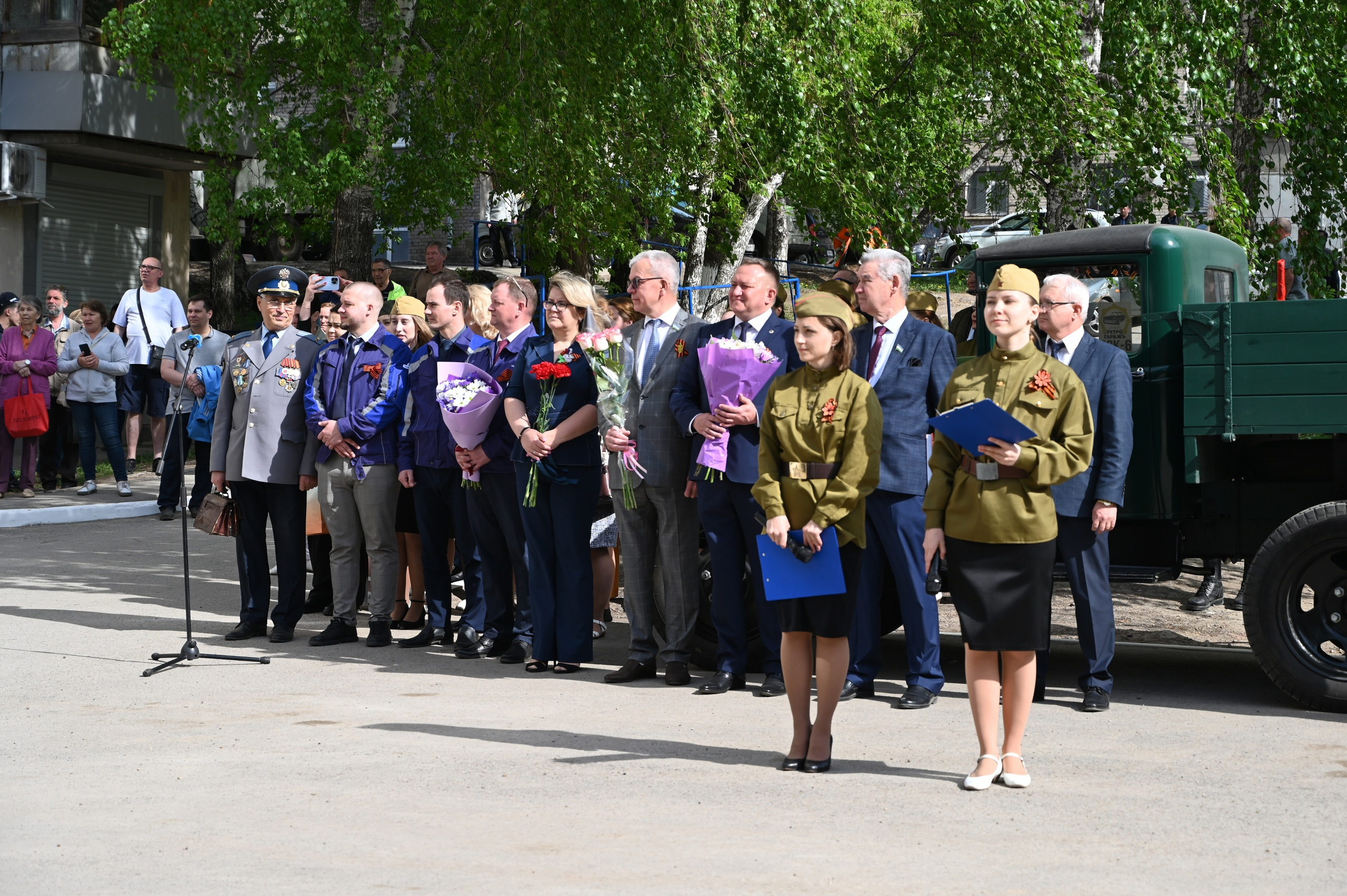 Перед ветераном выступила молодежь