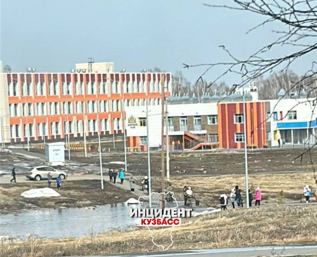 Территорию новой школы и военной городок затопили коммунальщики в Кузбассе