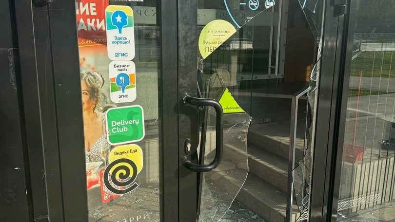 «Видимо, искал карбонару»: в Самаре неизвестный разнес дверь в ресторан на Московском шоссе