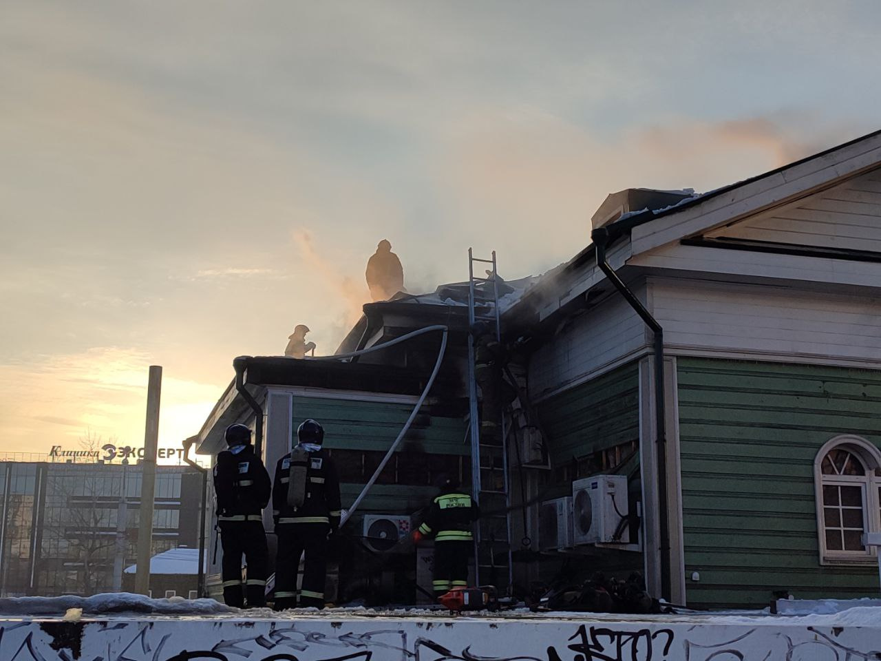 Пожарные частично разобрали обшивку под крышей на втором этаже, заливали воду туда и непосредственно с крыши Пожарные частично разобрали обшивку под крышей на втором этаже, заливали воду туда и непосредственно с крыши