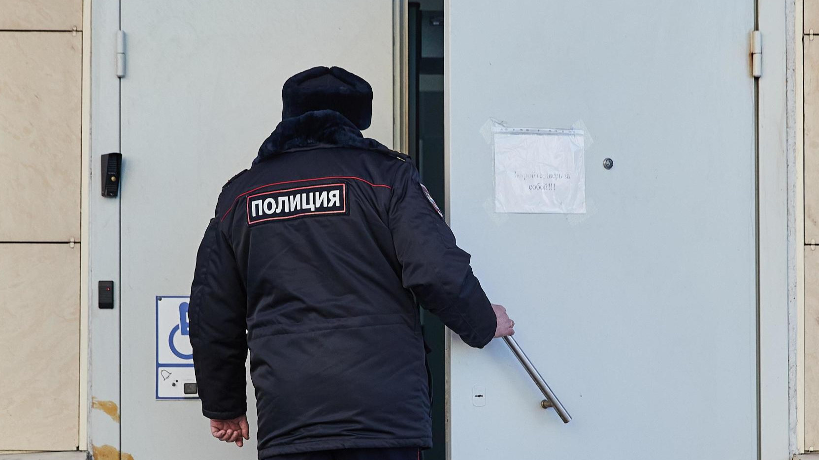 «Решил наказать»: полицейский избил беззащитного человека в одном из отделений Архангельска